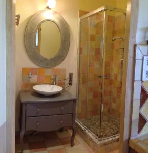 a bathroom with a sink and a shower with a mirror at Un petit paradis en Provence in Fréjus