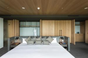 Postel nebo postele na pokoji v ubytování HOTEL CANATA KYOTO