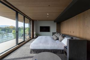 Postel nebo postele na pokoji v ubytování HOTEL CANATA KYOTO