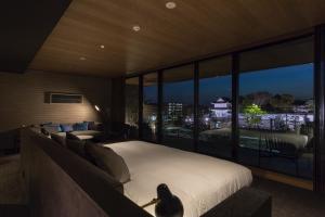 Postel nebo postele na pokoji v ubytování HOTEL CANATA KYOTO