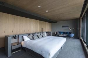 Postel nebo postele na pokoji v ubytování HOTEL CANATA KYOTO