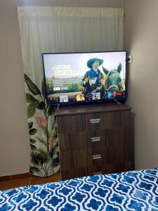 einen Flachbild-TV auf einer Kommode in der Unterkunft La casa de los Viajeros in Huarmey