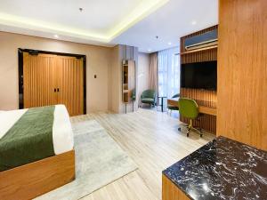 A television and/or entertainment centre at Ironwood Hotel