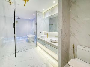A bathroom at Ironwood Hotel
