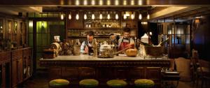 twee mannen achter een bar in een keuken bij Hotel B Berdichevsky in Tel Aviv