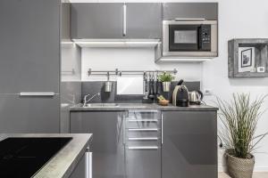 uma cozinha com electrodomésticos de aço inoxidável e um balcão em MilanRentals - Tarra Apartment em Milão