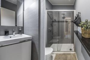 uma casa de banho com um chuveiro, um WC e um lavatório. em MilanRentals - Tarra Apartment em Milão