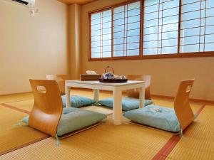 uma sala de jantar com uma mesa e duas cadeiras em 千間川ー天王寺 em Osaka