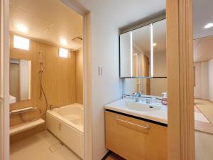 uma casa de banho com um lavatório, um WC e uma banheira em 千間川ー天王寺 em Osaka