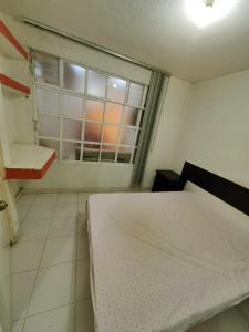 Katil atau katil-katil dalam bilik di Departamento Amueblado Parque Toluca 2000