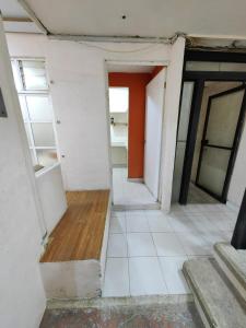 an empty hallway in a building with a red door at Departamento Amueblado Parque Toluca 2000 in Santín