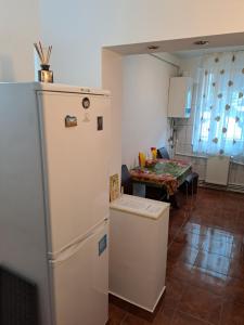 プレデアルにあるOrionのキッチン(白い冷蔵庫、テーブル付)