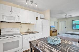 Dapur atau dapur kecil di Downtown Hollywood Holiday Retreat Dania Beach