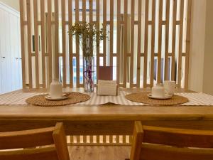 Una mesa con dos sillas y dos tazas encima. en TEODORA SUITE safran, en Rávena