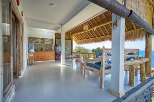 艾湄灣的住宿－Arungan Villas，海景用餐室