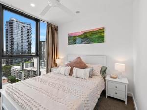 Postel nebo postele na pokoji v ubytování Great Views Pool High Level Boutique Apt with Carpark + 29 fotografií