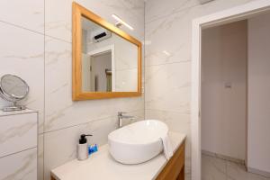 La salle de bains est pourvue d'un lavabo et d'un miroir. dans l'établissement Boutique rooms Kican, à Metković