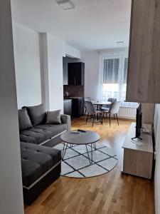 una sala de estar con un sofá y una mesa en Apartman Mia 2 Banja Luka, en Banja Luka
