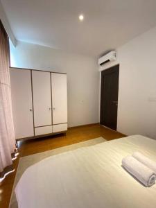 Monde Residence I no 6 Batam Centre في Sengkuang: غرفة نوم عليها سرير وفوط