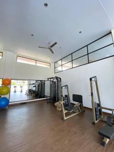 een fitnessruimte met verschillende loopbanden en machines in een kamer bij Monde Residence I no 6 Batam Centre in Sengkuang