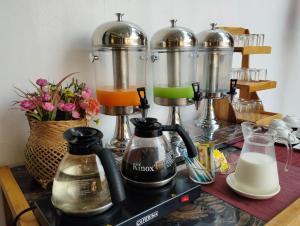 eine Theke mit zwei Kaffeemaschinen und einem Mixer in der Unterkunft Emmaline Hotel Nan in Nan