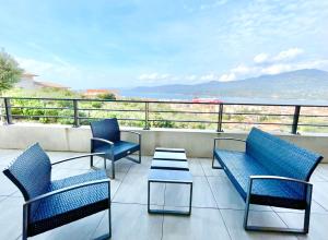 d'un balcon avec des chaises et une table offrant une vue. dans l'établissement VUE MER 180°, TERRASSE, CLIM, à Propriano