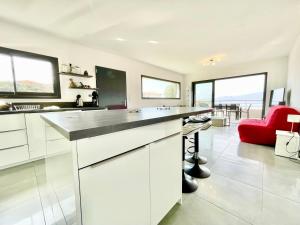 Kuchyň nebo kuchyňský kout v ubytování VUE MER 180°, TERRASSE, CLIM