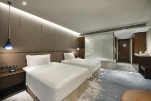 Krevet ili kreveti u jedinici u objektu Grand Barony Qingdao Airport Hotel