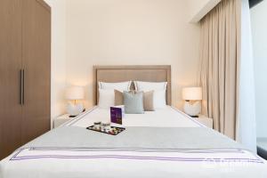 ドバイにあるDream Inn - Act One Act Two Apartment, Downtown Dubaiの大きな白いベッドと2つのランプのある寝室 +34枚の写真