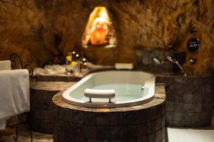 W łazience znajduje się wanna i kominek. w obiekcie Genussgasthof & Hotel beim Krutzler w mieście Heiligenbrunn