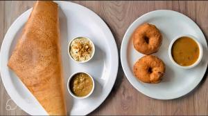 un piatto bianco con due piatti di cibo su un tavolo di KKM INTERNATIONAL a Trivandrum