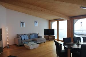ein Wohnzimmer mit einem Sofa und einem TV in der Unterkunft Haus Edelweiss in Bad Ragaz