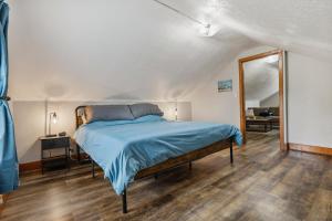 een slaapkamer met een bed met blauwe lakens en een spiegel bij Apartments in the Heart of Canton in Canton