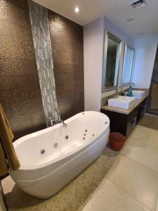 un ampio bagno con vasca e lavandino di Peninsula Condominiums, Hotel Zone, PV a Puerto Vallarta