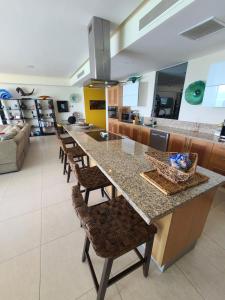 una cucina con ampia isola, sedie e piano di lavoro di Peninsula Condominiums, Hotel Zone, PV a Puerto Vallarta
