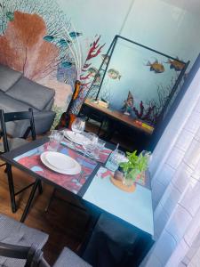 - un salon avec une table et un canapé dans l'établissement бутиков апартамент Деси, à Pomorie