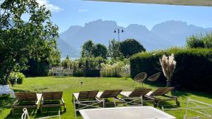 a group of chairs and a table in a yard at Le Chalet de la Plage in Sévrier