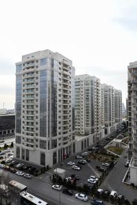 eine Luftansicht einer Stadt mit hohen Gebäuden in der Unterkunft Sport Plaza Hotel & Apartments in Baku