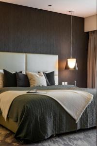 Postel nebo postele na pokoji v ubytování Manzil - Lavish 1BR Apartment with pool in Damac Paramount Tower