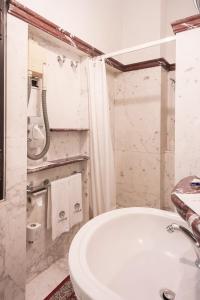 bagno con vasca bianca e lavandino di Villa Ducale Hotel & Ristorante a Dolo