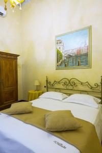 a bedroom with two beds and a painting on the wall at Villa Ducale Hotel & Ristorante in Dolo