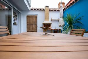 El Merendero في Ateca: طاولة خشبية كبيرة في غرفة مع كراسي +20 صورة