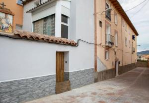 un edificio con una puerta al lado de una calle en El Merendero, en Ateca