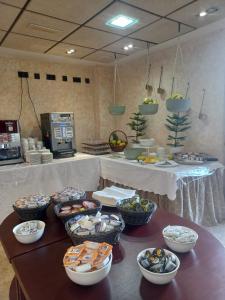bufet z miskami jedzenia na stole w obiekcie Hotel Palacio de la Magdalena w mieście Soto del Barco