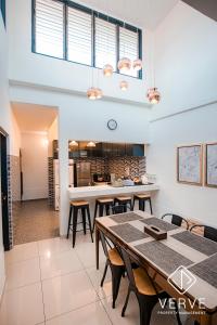 een eetkamer en een keuken met een tafel en stoelen bij Ipoh Garden East 3R2B 10PAX by Verve in Ipoh