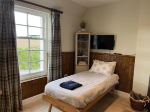 Säng eller sängar i ett rum på Traditional bothy accommodation