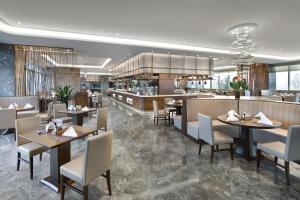 En restaurang eller annat matställe på Grand Barony Qingdao Airport Hotel
