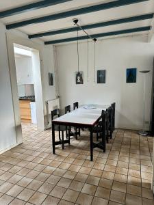 - une salle à manger avec une table et des chaises dans l'établissement Sesimbra Domburg, à Domburg