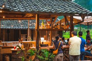 Kokuryō的住宿－古民家オーベルジュmocca，一群人坐在餐厅酒吧里