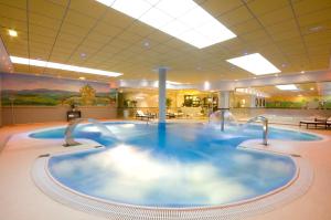a hot tub in the middle of a hospital at Hotel Palacio de la Magdalena in Soto del Barco